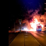 Videón, ahogy 6-8 méteres lángokkal kiég egy busz Kispesten