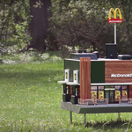 Megnyílt a világ legkisebb "McDonald's étterme", ahova csak méheket várnak