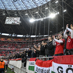 Sportszerűtlen szurkolás miatt pénzbüntetésre és felfüggesztett szektorbezárásra büntette a magyar válogatottat az UEFA