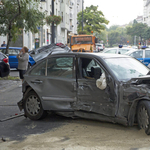 Hat parkoló autót zúzott le a Józsefvárosban - fotók