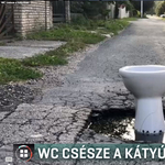 WC csészét rakott valaki egy méretes győri kátyúba