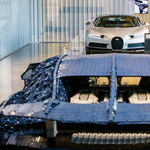 Egymás mellett áll az igazi és a Lego Bugatti Chiron a márka múzeumában