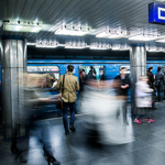 Leszakadt egy lámpa burkolata a Deák téri metróállomáson