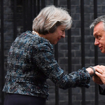 Theresa May hivatala arra kéri politikusait, határolódjanak el Orbántól