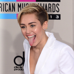 Kiderült, miért dugja ki állandóan a nyelvét Miley Cyrus