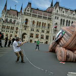 Rejtettheréjűséget szabadítana ránk az EU: felfújható falóval tiltakoztak a TTIP ellen