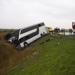 Fotó a tizenhárom sérülttel járó buszbaleset helyszínéről