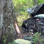 Videó: Mindent vitt a két kocsi, amelyek előzni tilosnál karamboloztak