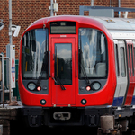 Nyitott ajtókkal száguldott a londoni metró egyik szerelvénye – videó