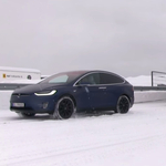 A nap videója: így húz el egy Tesla önerőből egy 43 tonnás kamiont a hóban