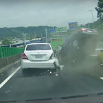 Ezért veszélyes a gyorshajtás: négy autót tört össze a toyotás - videó