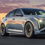 677 lóerős V8, kézi váltó és hátsókerék-hajtás a Cadillac új sportszedánjában