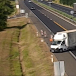 Kacsázva tolatni kezdett a teherautós az autópályán, miután elnézte a lehajtót – videó