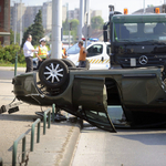 Fotók: Fejre állt egy autó egy pesti OMV-kútnál