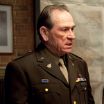 Tommy Lee Jones vissza tér és Douglas McArthur tábornokot kelti életre