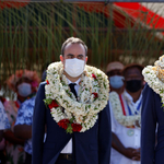 Macronnak annyira örültek, hogy szinte betemették virágokkal