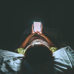 Emberi kapcsolatokat, éjszakákat tehet tönkre a mobilozás
