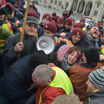 A rendőrök feladták a védvonalat, a tüntetők bejutottak a Kossuth térre