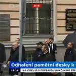 Videó: Tojással dobták meg Ádert Prágában