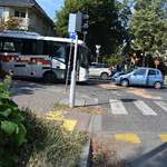 Mobilozás közben busznak hajtott egy autós Győrben