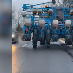 Az út menti oszlopok bánták, hogy nem fért el egy vetőgép Bábolnánál – videó