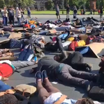 Több száz demonstráló esett a földre a Kossuth téren