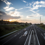 Sorban húztak el az autók az M3-ason egy nő mellett, aki a gyerekét próbálta újraéleszteni