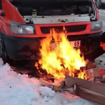 A nap videója: a hidegben nehezen indult a dízel Ford, hát alágyújtott a sofőr