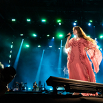 Életmentő műtétet hajtottak végre a Szigeten is fellépő Florence and the Machine énekesén