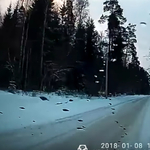 40 helyett 65 km/h-val hajtott a sofőr a havas úton, ez lett a vége – videó