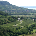 Azon akadt ki, hogy a háza elé parkoltak a Balatonnál, nekiesett az autónak