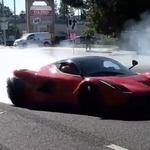 A nap videója: Nemcsak a budapesti forgalomban szokás Ferrarival driftelni