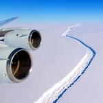 "Sokkoló" – mondta a NASA tudósa, és mutatta a fotókat: így távolodik az Antarktisztól az 1 billió (!) tonnás jégdarab