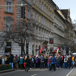 Nagyjából ezren vonulnak az Andrássy úton a Várkert Bazár felé