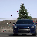 Így kell leszedni a karácsonyi díszeket egy Nissan GT-R segítségével – videó