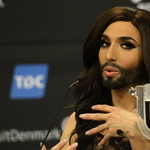 Conchita Wurst mondja be a megállók nevét májusban Bécsben