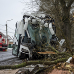 Fának csapódott egy Volánbusz Lőrinciben, kettészelte az elejét a törzse