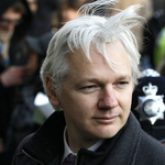 Ejtették a nemierőszak-vádat Assange ellen, mégsem távozhat szabadon