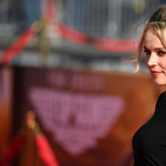 Szőrös hónaljjal pózol Rachel McAdams egy magazin címlapján