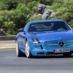 Mercedes SLS-electric: 11 hangszóró adja a motorhagot