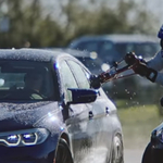 Sodródás közben tankolták meg a 8 órán át driftelő új BMW M5-öst – videó