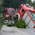 Tűzoltóautót nyelt el a beszakadt úttest – fotó