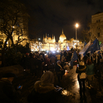 Gyertyákat gyújtottak a demonstrálók a Nagy Imre-szobor hűlt helyén a Kossuth téren