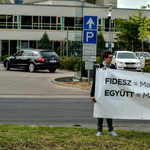 Molinóval tiltakozott az Együtt a Fidesz frakcióülésénél