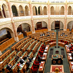 A nyugdíj és az örökbefogadás szabályaihoz is hozzányúl a kormány egy salátatörvényben
