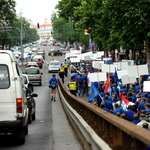 Ma mozdonyvezetők és buszsofőrök tüntetnek a Parlamentnél