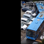 Eltévedt egy busz a Havanna-lakótelepen, és a parkoló autókat sem kímélte