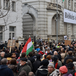 Fotók: megkezdődött a tüntetés a Fidesz Lendvay utcai székháza előtt 