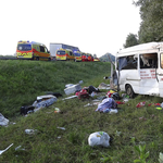 Elaludhatott a sofőr, kamionnak ütközött egy gyerekeket is szállító mikrobusz az M5-ösön