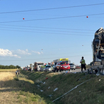 Budapestről Prágába tartó busz ütközött össze egy másik busszal Brno mellett, az egyik sofőr meghalt, 76 ember megsérült